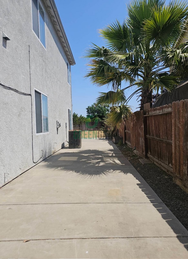 Building Photo - 985 W Alameda St