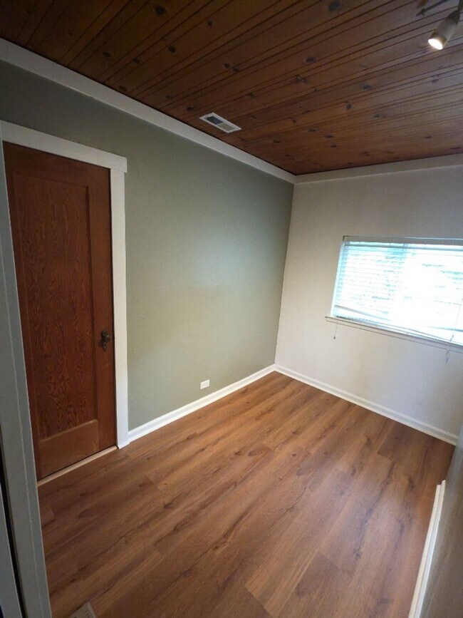 Building Photo - Central Lakeport 3-Bedroom Home