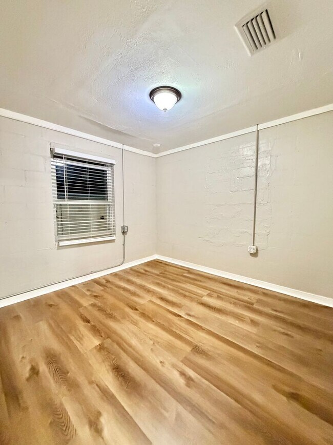 Building Photo - Super Cute 3/1 Walking Distance to High School and Downtown!