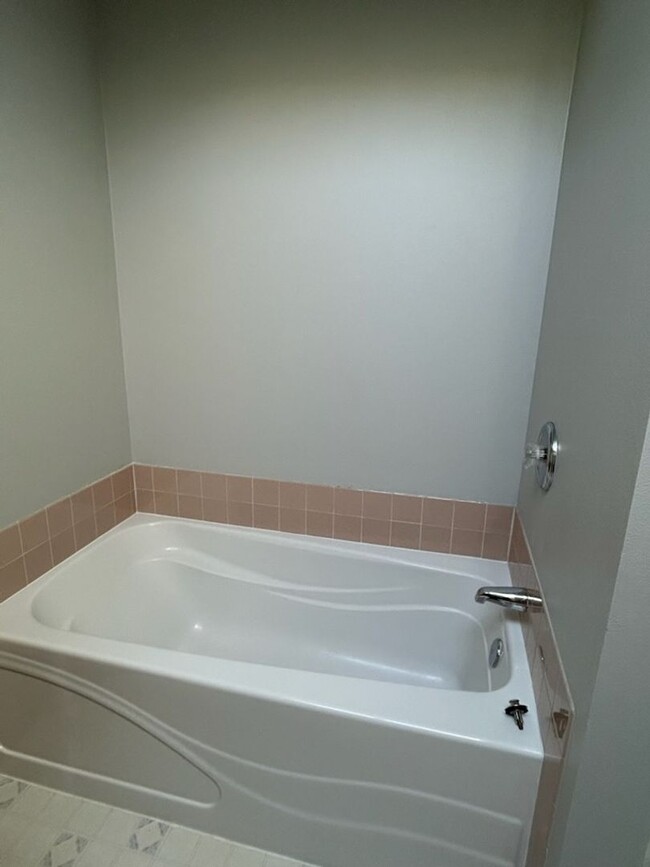 Building Photo - 3 Bedroom/2 Bath Rambler in the heart of M...