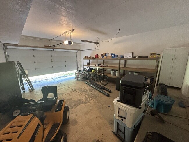 Building Photo - Spacious 2,048sf 3-bed home on acreage in Garden Valley!