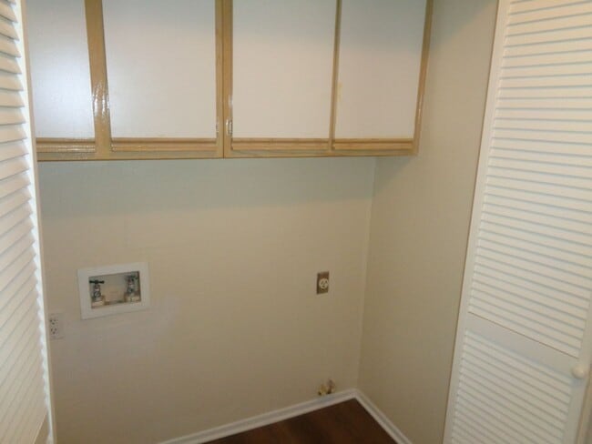 Building Photo - 2 Story 2 Bedroom Condo in the Willow Creek Condo Complex