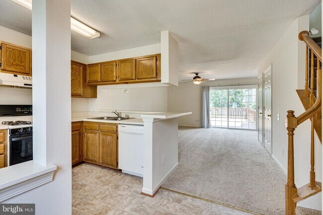 Building Photo - 3 level townhouse in Kinstowne area