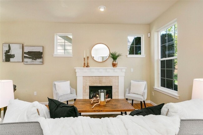 Building Photo - SEPTEMBER FREE >> Beautiful 3BR/3BA Townho...