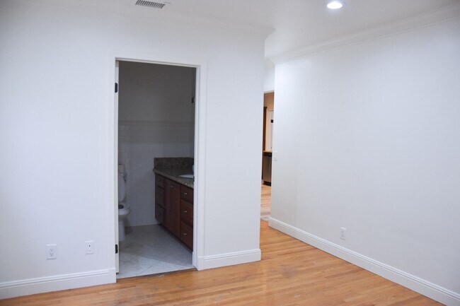 Building Photo - Center (267) North