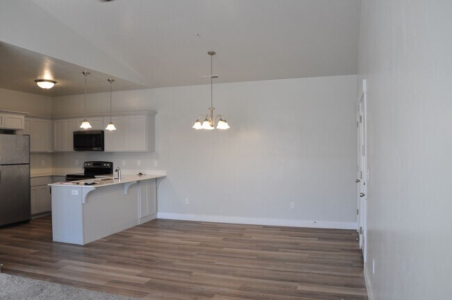 Building Photo - 3 bedroom, 2 bathroom house located in the...