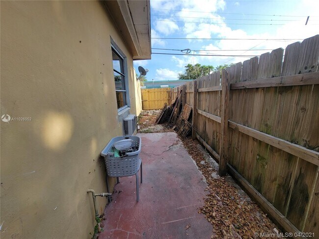 Building Photo - 2118 N 19th Ave