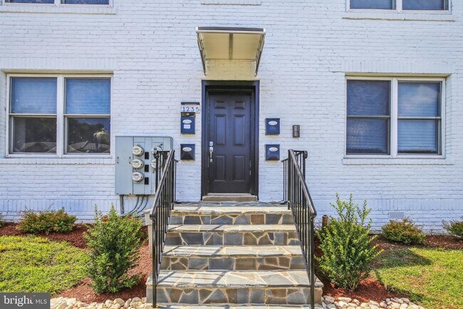 Building Photo - 1235 Meigs Pl NE