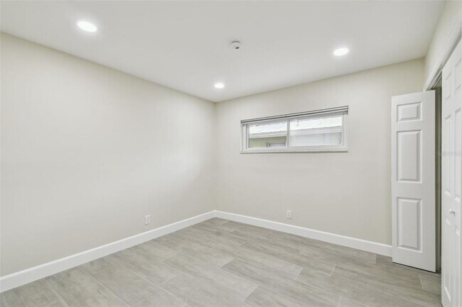 Building Photo - 3938 Versailles Dr