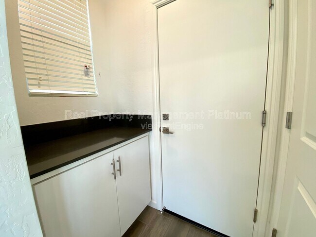 Building Photo - 730 N Bliss Ln