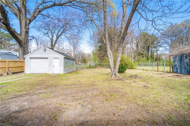 Building Photo - 1009 De Gaule St