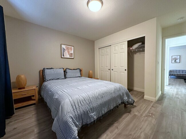 Building Photo - 4Bdrm/2.5bath Single Family Home - Fully Furnished