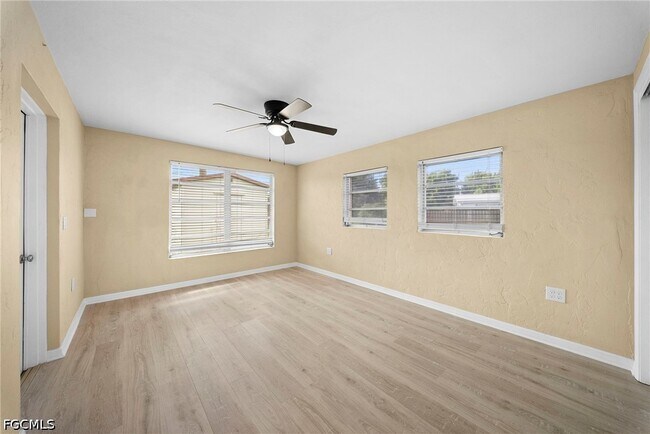 Building Photo - 275 Lakeview Dr
