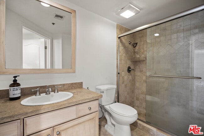 Building Photo - 122 N Clark Dr