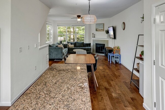 Building Photo - 3 Bed/ 2.75 Bath Townhome in Lynwood