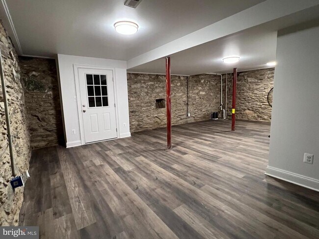 Building Photo - 8358 Woodville Rd
