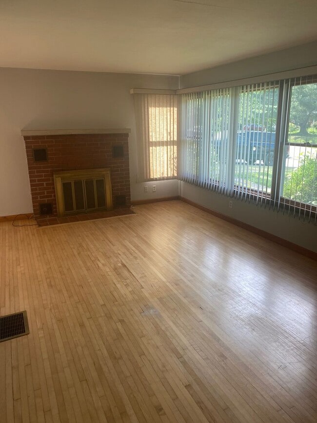Building Photo - Great location -2BR, 2BA with Yard and Garage