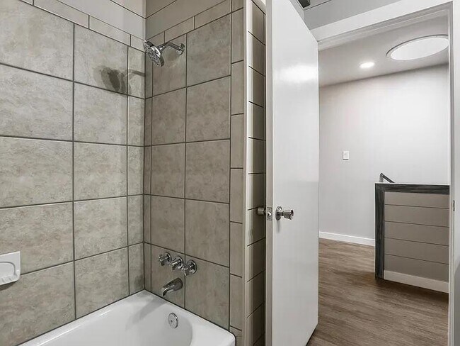 Building Photo - 5330 Balcones Dr