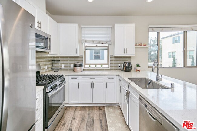 Building Photo - 9831 Alburtis Ave