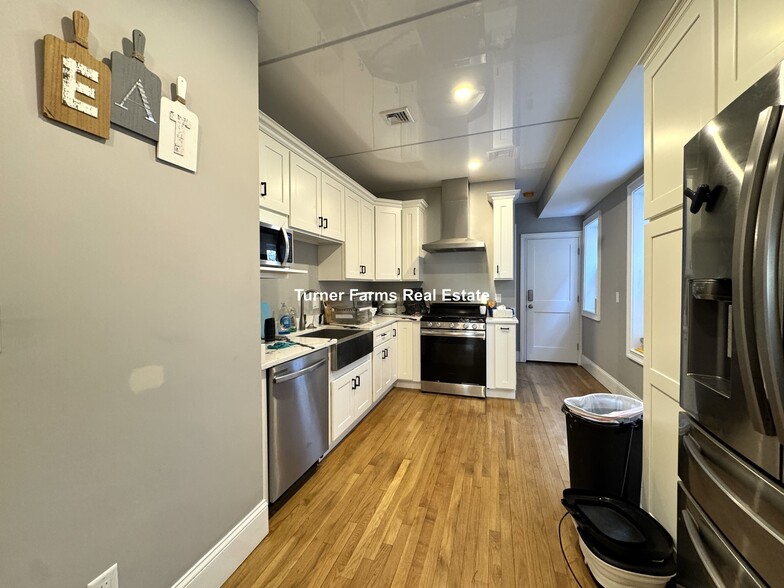 Building Photo - 179 Babcock St