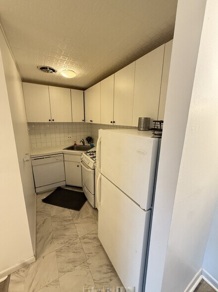 Building Photo - 140 Kenrick St