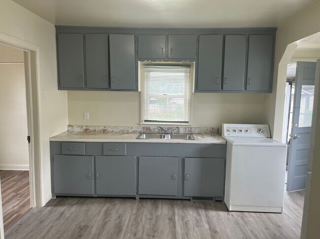 Building Photo - 8242 Maxwell Ave