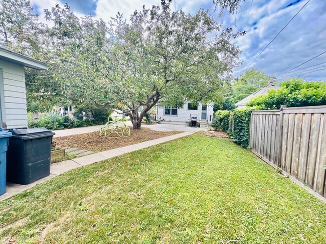 Building Photo - Charming 3-Bedroom Oasis with Elegant Touches & Finished Basement on Washburn Ave!