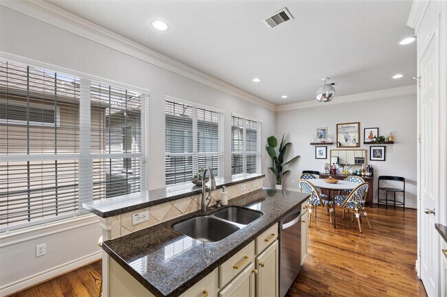 Building Photo - 2712 Sherwin St