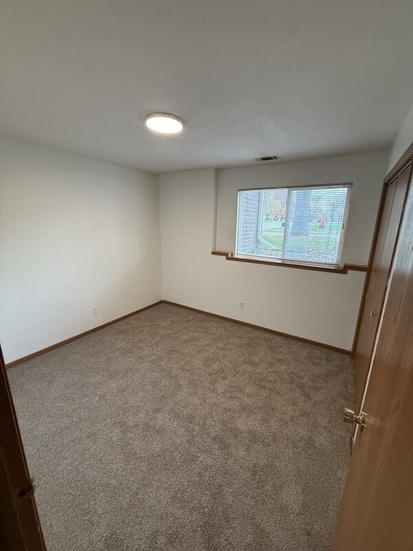 Building Photo - 215 Jewel Dr