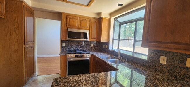 Building Photo - Wonderful 3 Bedroom 2.5 Bathroom Home in E...