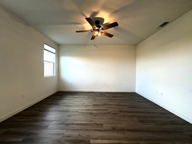 Building Photo - Beautiful Single Story in Lincoln! 4 Bedro...