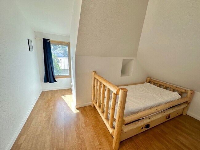 Building Photo - Remodeled Downtown Ellensburg Home