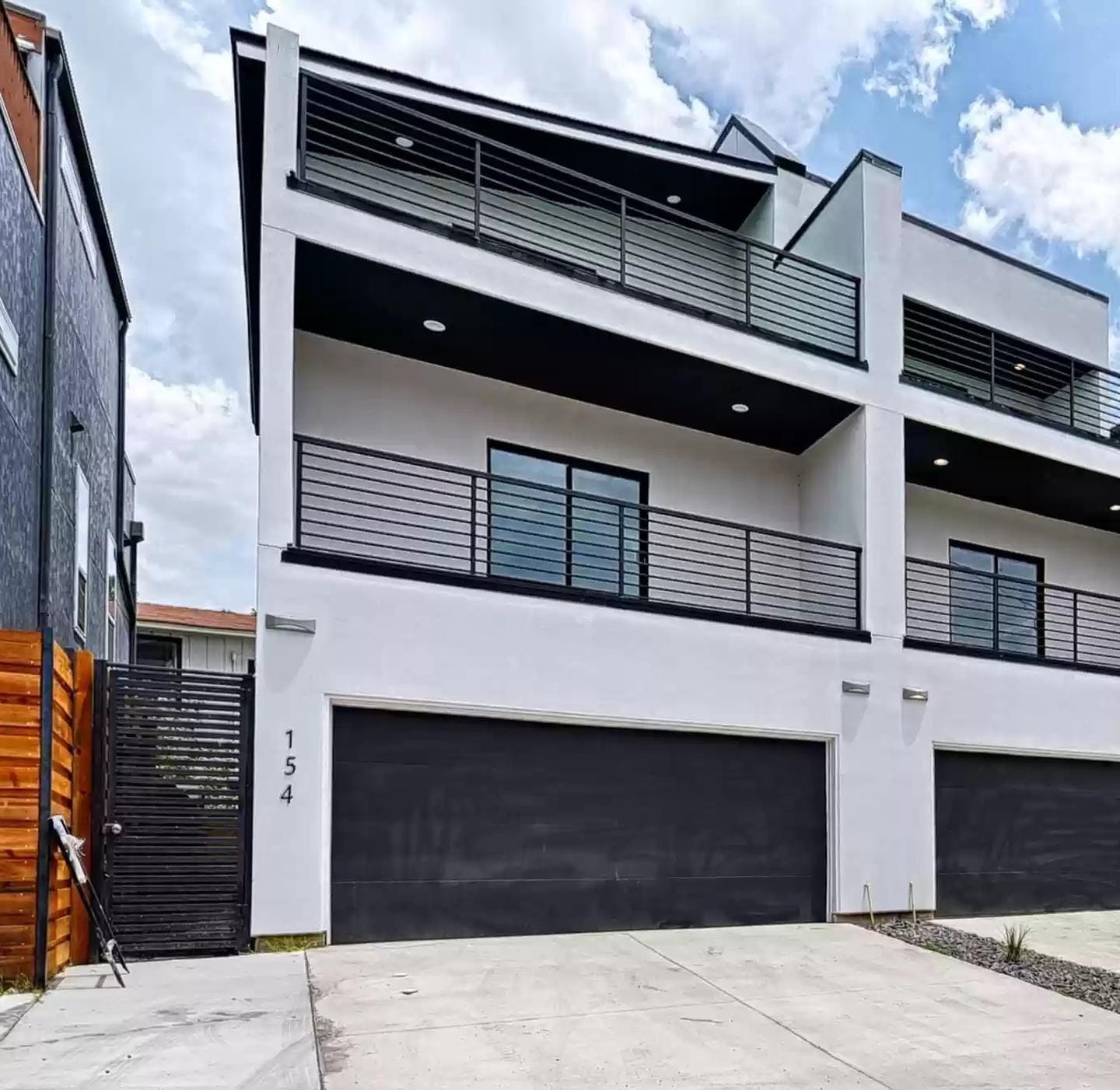 Building Photo - Modern Munger Place townhome with city sky...