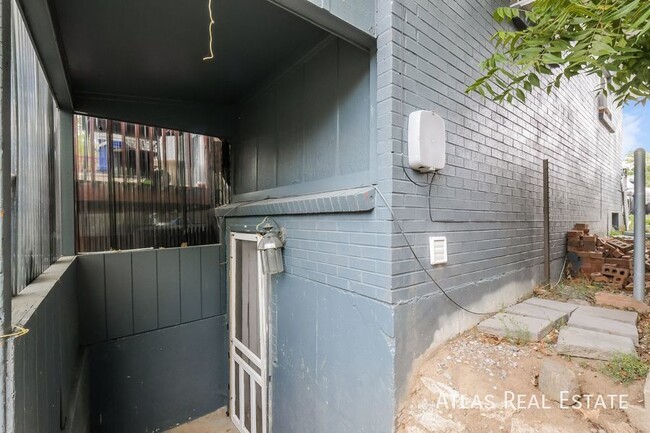 Building Photo - TWO WEEKS FREE RENT! Cozy 2 Bedroom, 1 Bat...