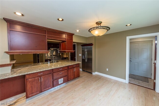 Building Photo - 9423 Highland Dr