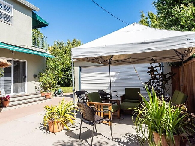 Building Photo - 7848 Bleriot Ave