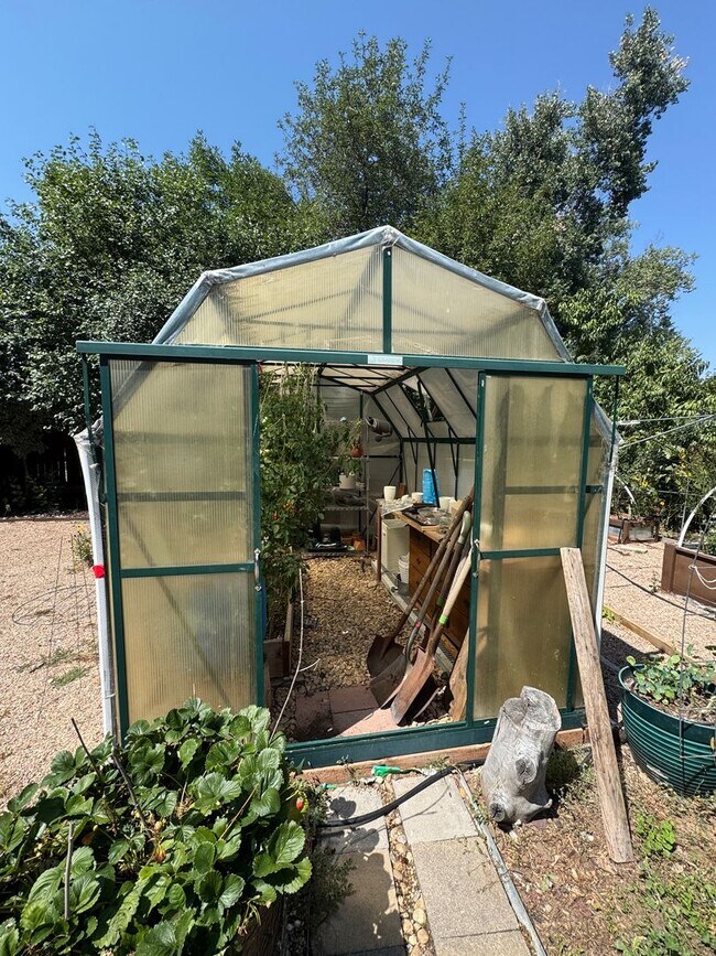 Building Photo - Gardener's paradise!