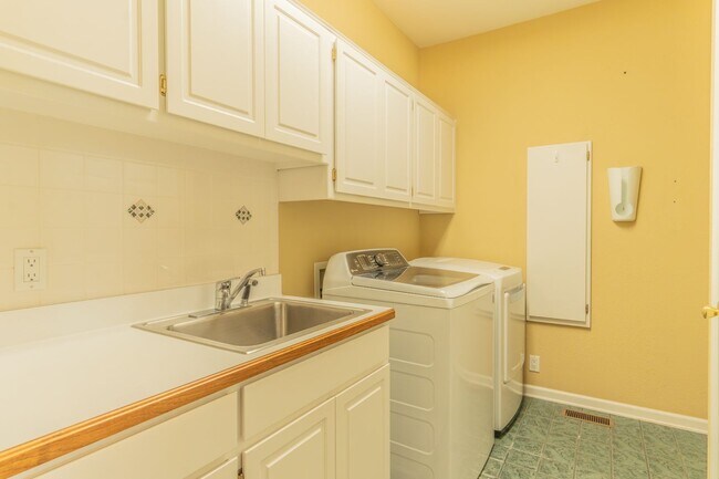 Building Photo - 10 Lindura Ln