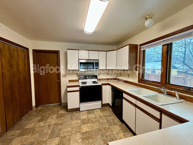Building Photo - 913 N Park Ave