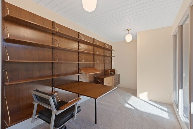 Building Photo - Stunning Mid-Century Modern 4 BR 3 BA with Bonus Room and Office