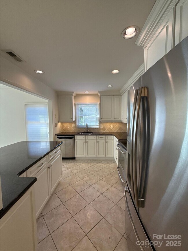 Building Photo - 1016 Queens Rd