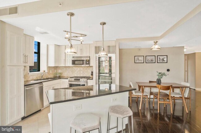 Building Photo - 1021 N Garfield St