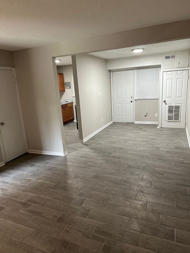 Building Photo - Spacious 2bedroom Townhome