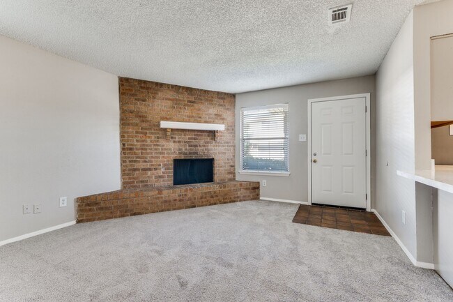 Building Photo - Charming 2-Bedroom Townhome in North Irving with Spacious 2-Car Garage