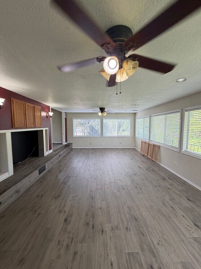 Building Photo - Rare 3-Acre 3BR Home in South Salem – Shops, Workspace & Greenhouses