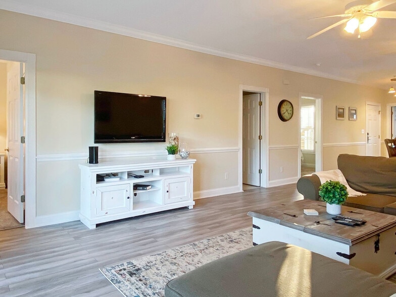 Building Photo - 4880 Dahlia Ct