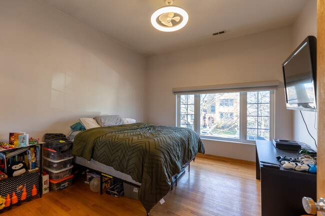 Building Photo - 4716 N Kilbourn Ave