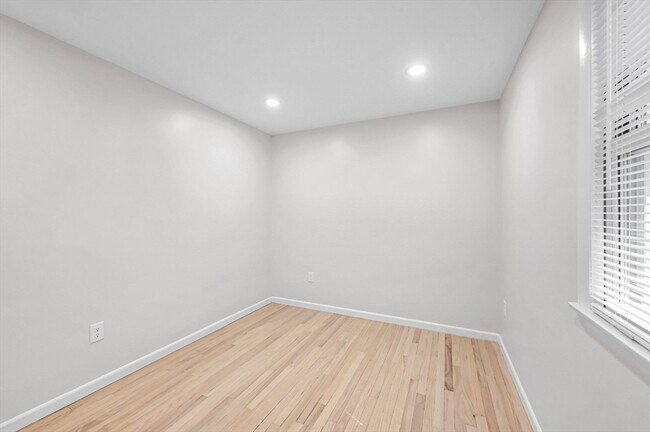 Building Photo - 557 Maple Rd