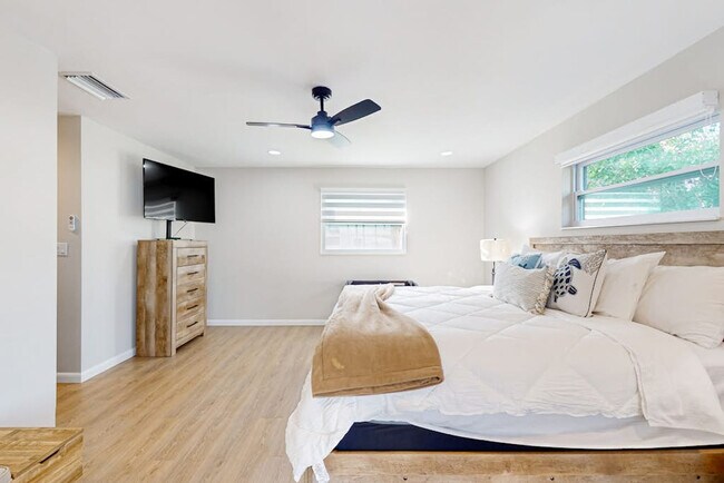 Building Photo - 2141 Fiesta Dr