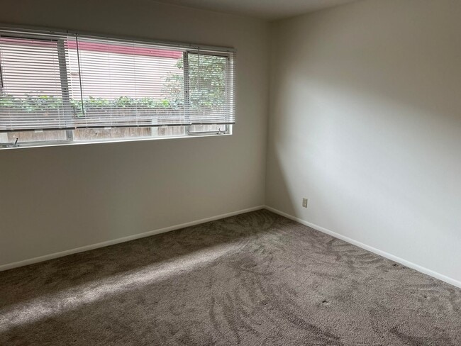 Building Photo - Ash Ave.